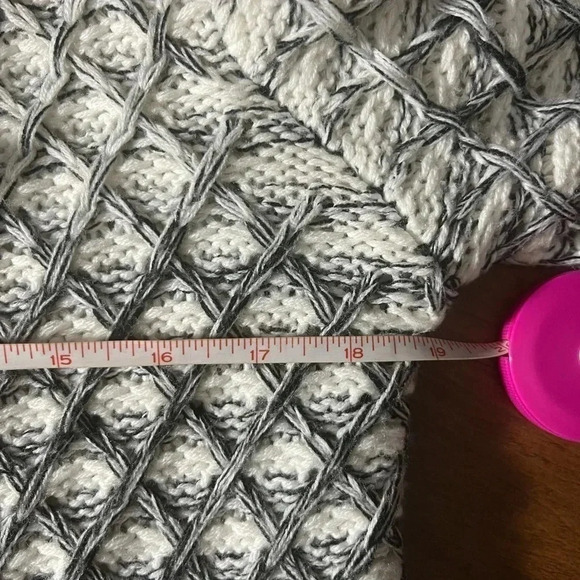 Romeo + Juliet Couture black and white Knit Ombré cardigan Size M - Picture 2 of 6